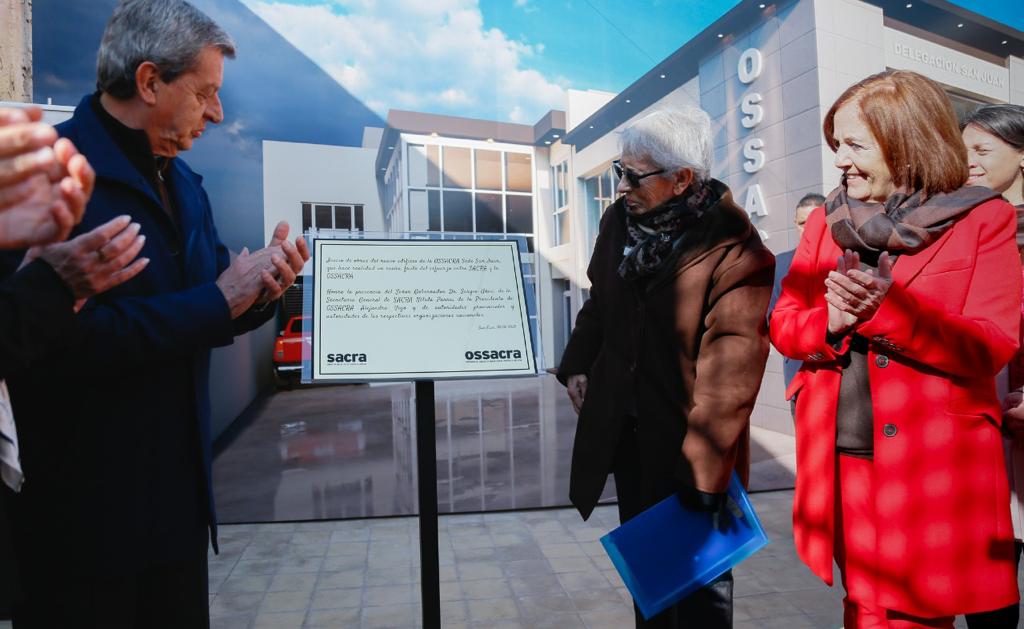 alevigo's tweet photo. Este martes colocamos la piedra fundacional del nuevo edificio de la sede de la Obra Social del Sindicato de Amas de Casa de la República Argentina (#Ossacra) delegación San Juan. https://t.co/hS13OQJQqH