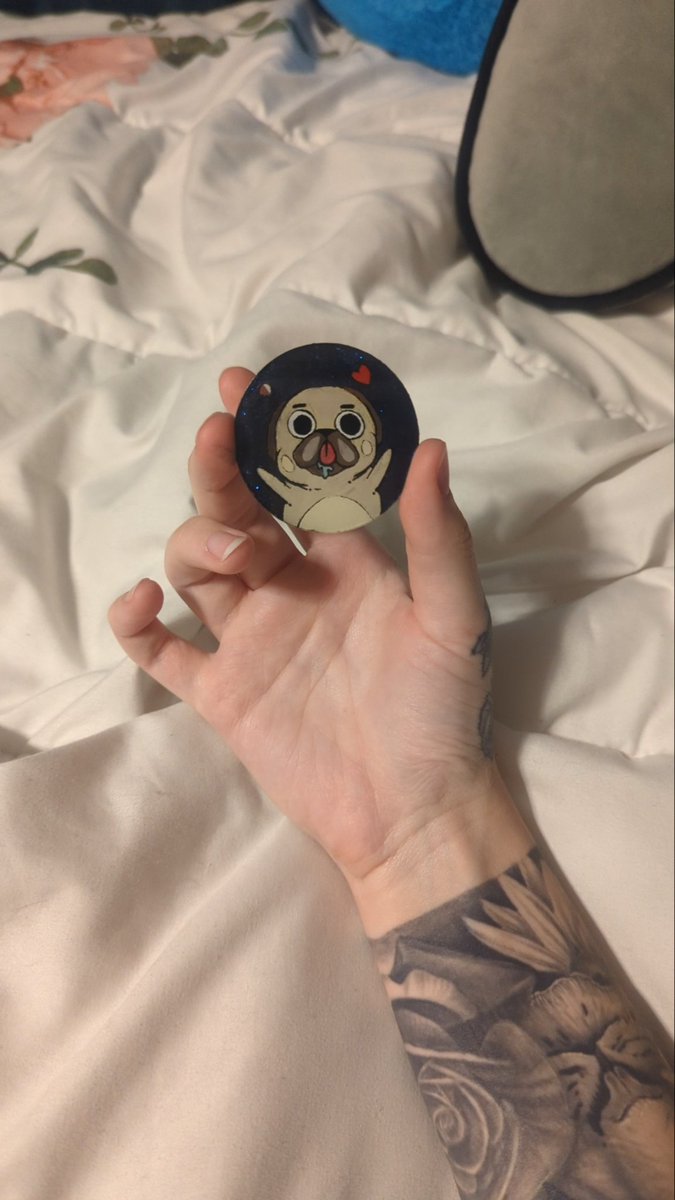 CassuhdeeSelf's tweet photo. I didn't get a chance to get a finished result pic so this is the best I got 🥹 Puggers 🦴🐾
•
•
•
#pug #dog #puppy #art #artist #ArtistOnTwitter #keychain #paint #acrylic https://t.co/bij8XXfCI4