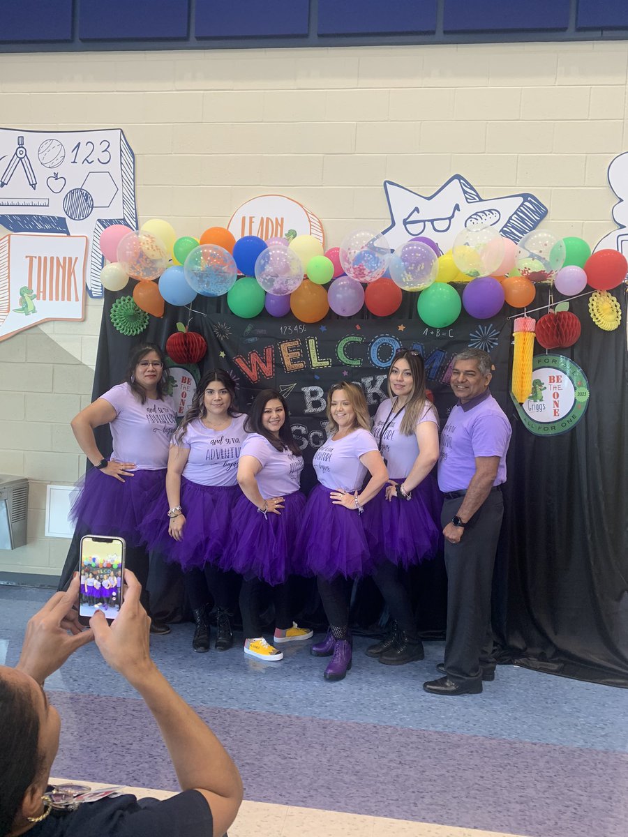 ofelia92902368's tweet image. Thank God for a great first day back🥹@Griggs_AISD @galvansonia3 
#Awesomeprekoutfits
#readyforkinder