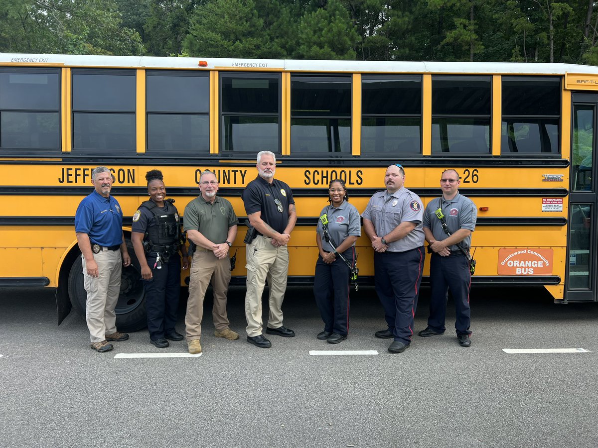 thelaurenellis's tweet photo. It was such a good day today at @grantswoodcs &amp; @IrondaleCom! Shout out to the @cityofirondale fire department and police department for welcoming our kiddos today! @LoniLHodge @Bert_Stewart685 #grantswoodGREAT #ICStrackstars https://t.co/n38xpxlzNh