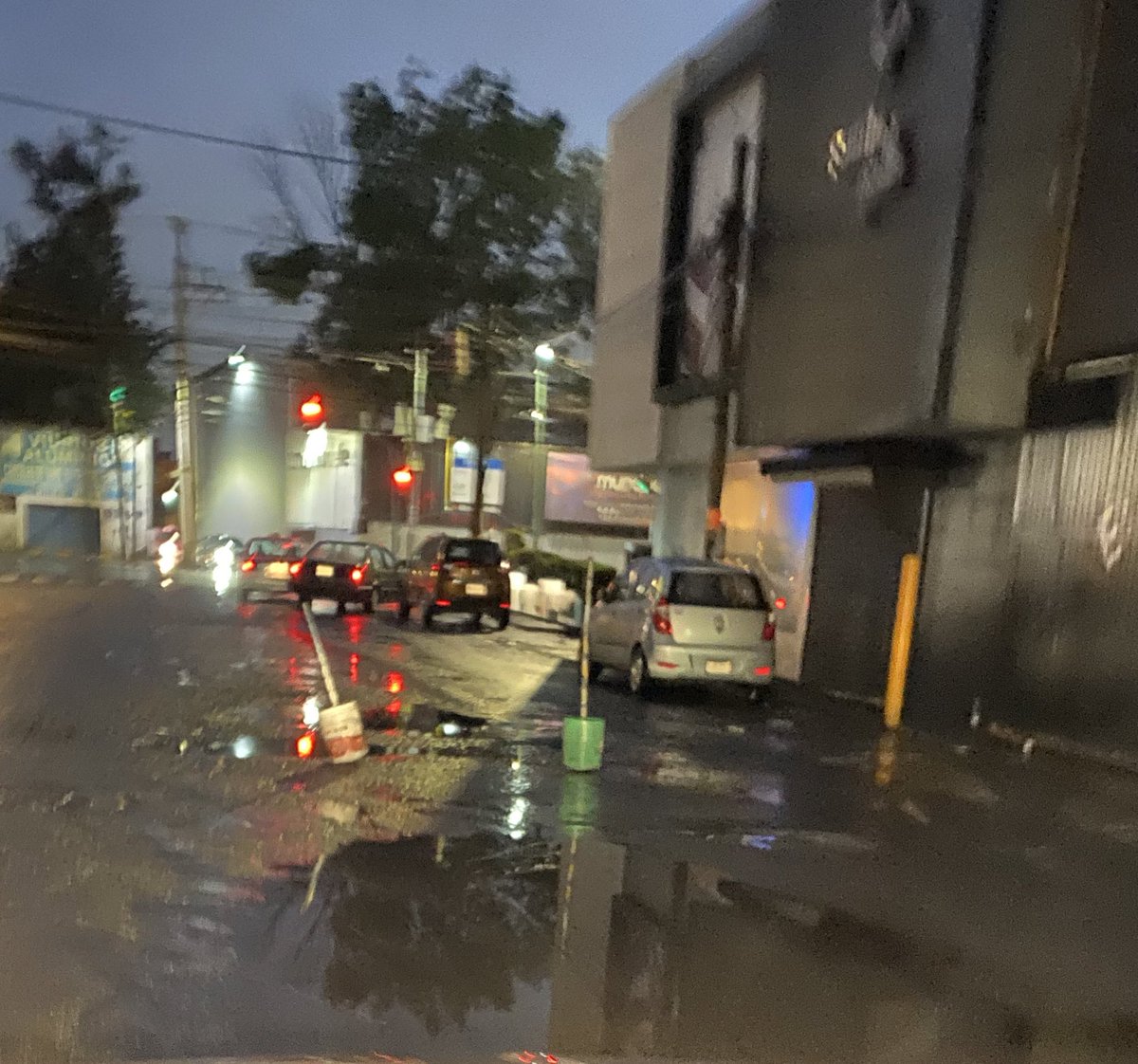 radrianarz's tweet photo. Así la calle Sauzales antes de llegar a Calzada del Hueso, urgente, si caes ahí puedes perderte unos días !! 😂😂@TlalpanAl https://t.co/yANb2T5jqV