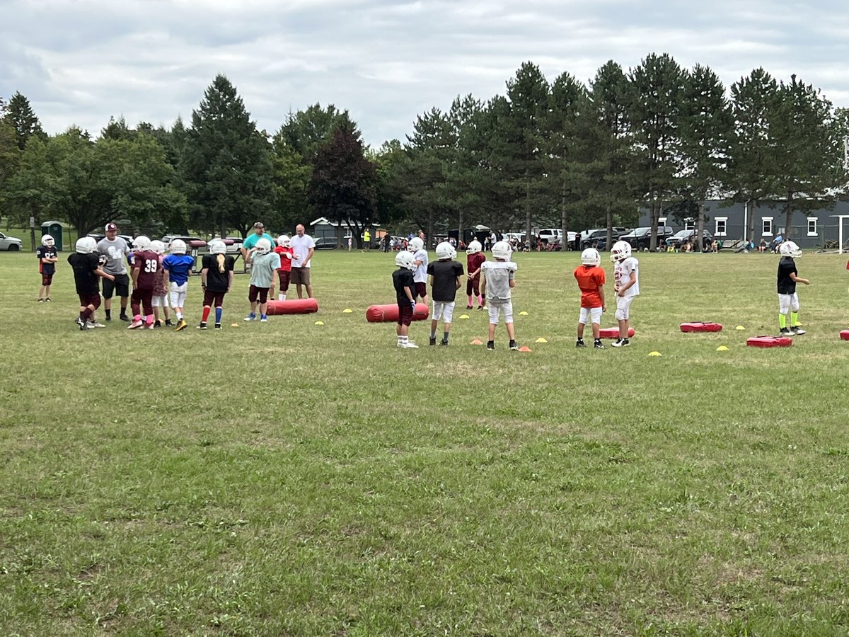 kathryn_grattan's tweet photo. Bees & Raiders gearing up for their fall season! 🏈 📣 ✨ #cmbb #bbpride #thecalmumway https://t.co/xfbEjsVTjj