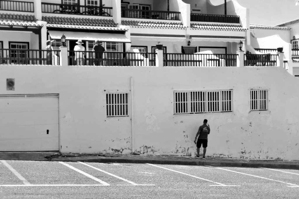 mig7bw's tweet photo. El currante y los turistas https://t.co/NLNKwCnL31