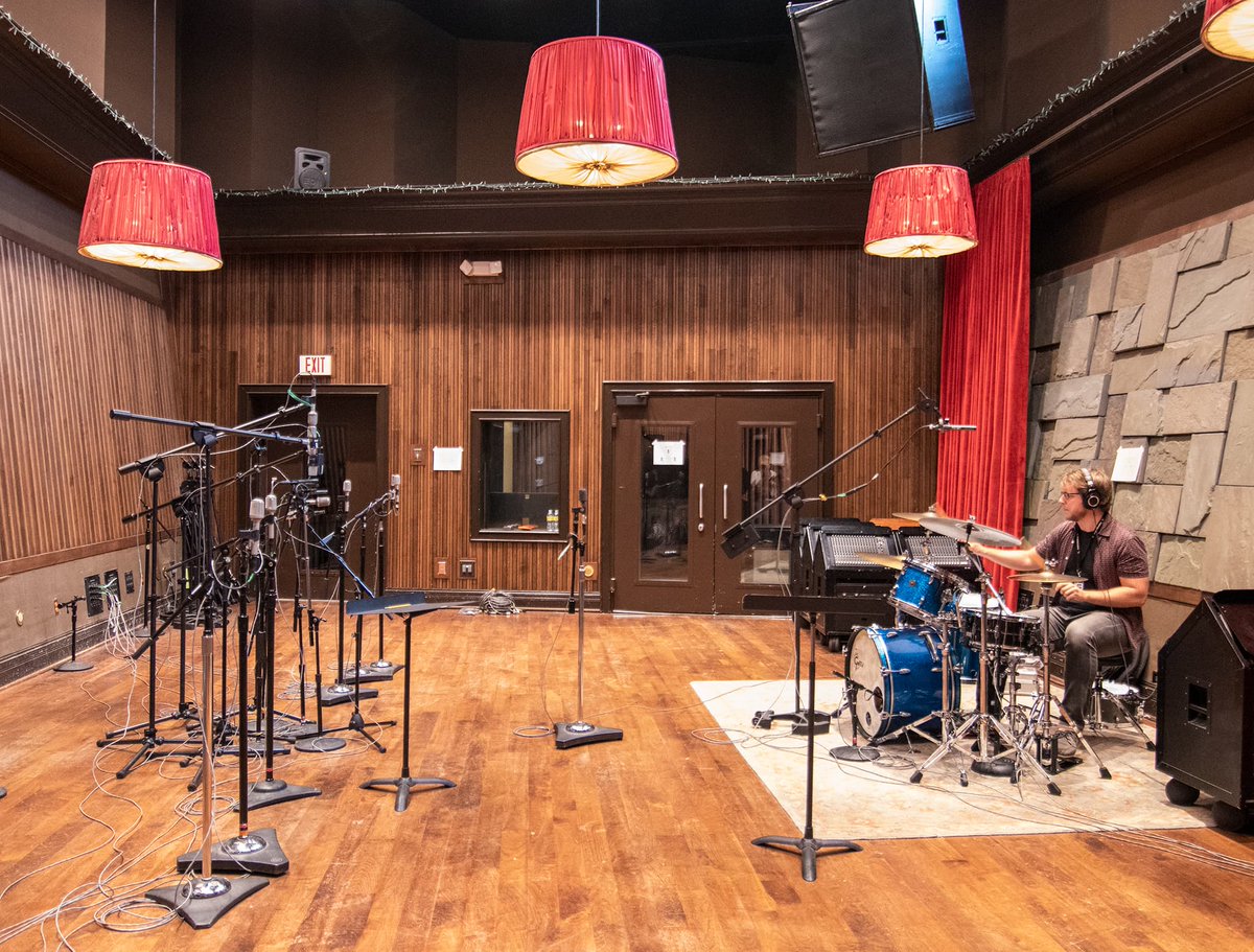 BBArocks's tweet photo. Learning stereo microphone 🎤 techniques in Blackbird Studio D today! #stereomic #recording #microphone https://t.co/4XG1EC9yCa