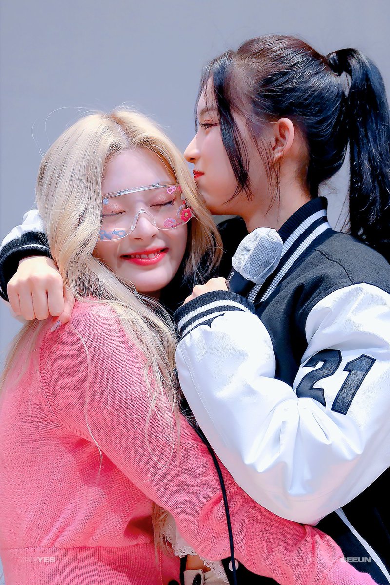 itsmegoingdown's tweet photo. 채영선배그자체 https://t.co/SE5gUbGh0q
