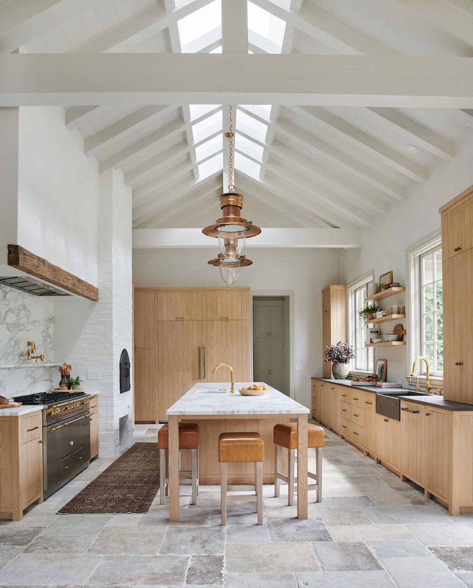 Drool-worthy home with a rustic farmhouse vibe in Southern California onekindesign.com/2020/02/26/rus…