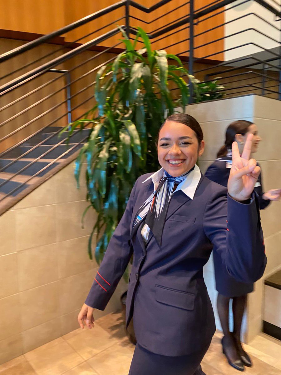 Katheri55895691's tweet photo. Proud MoM ✈️🥰🌎 Serás la mejor flight attendant. Hija te deseo todo lo mejor del mundo en esta nueva aventura #graduation2022 #virtualgrad #Dallas https://t.co/2UyF8bScPQ