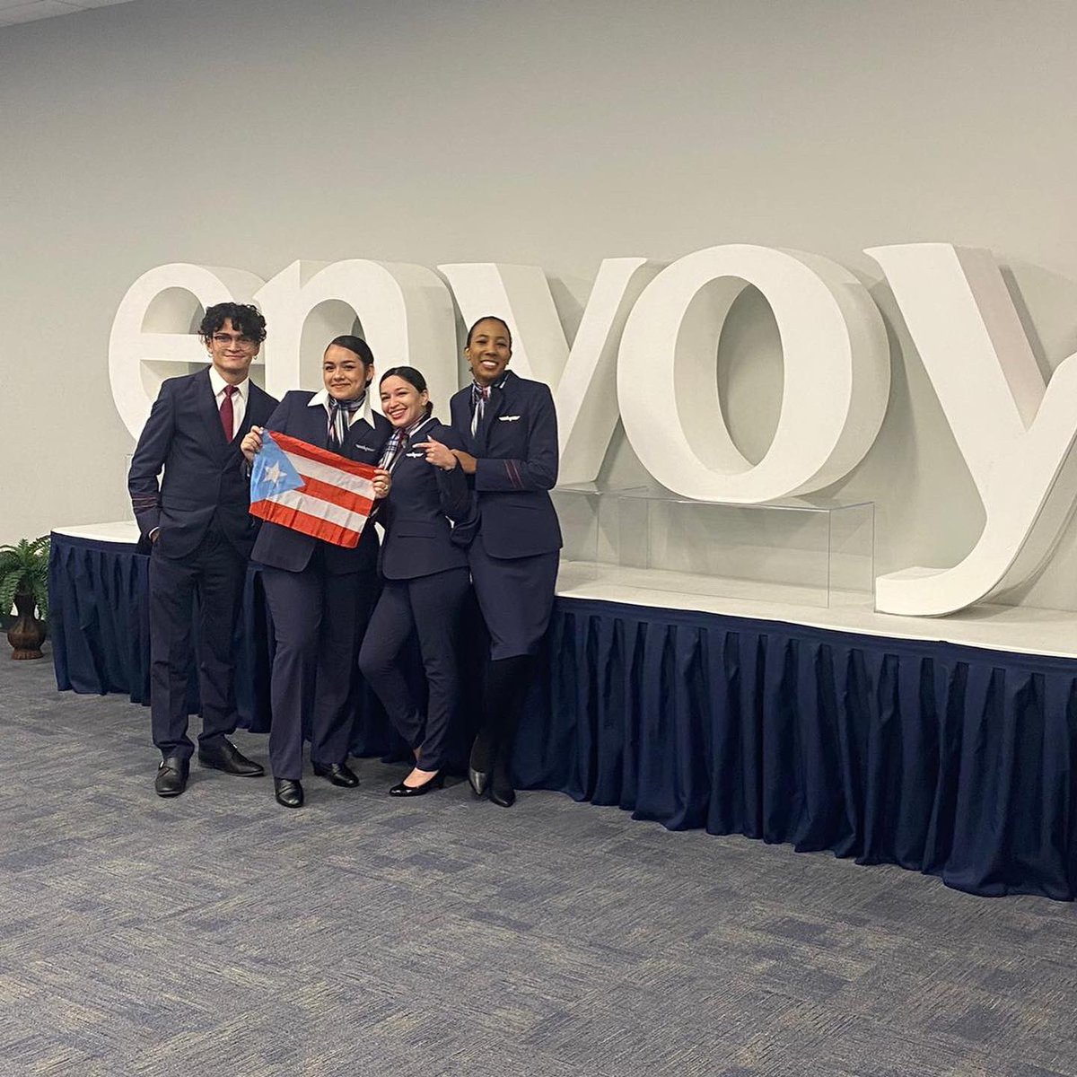Katheri55895691's tweet photo. Proud MoM ✈️🥰🌎 Serás la mejor flight attendant. Hija te deseo todo lo mejor del mundo en esta nueva aventura #graduation2022 #virtualgrad #Dallas https://t.co/2UyF8bScPQ