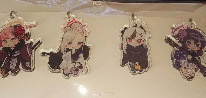 便利屋みたく二周年記念グッズでアリウススクワッドの四人のアクリルキーホルダーとか出してくれ頼むヨースター 