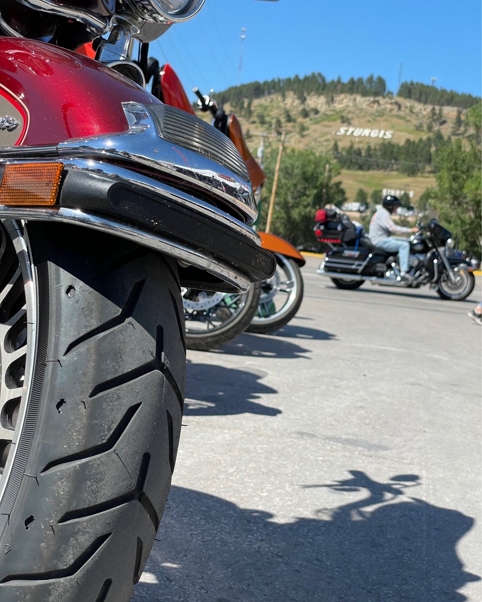 RideDunlop's tweet photo. Meanwhile at @sturgisrally the @harleydavidson branded D408F is showing off its tread. 👀

#RideDunlop #Sturgis #SturgisRally #HarleyDavidson #D408F https://t.co/rHzkDW8WVd