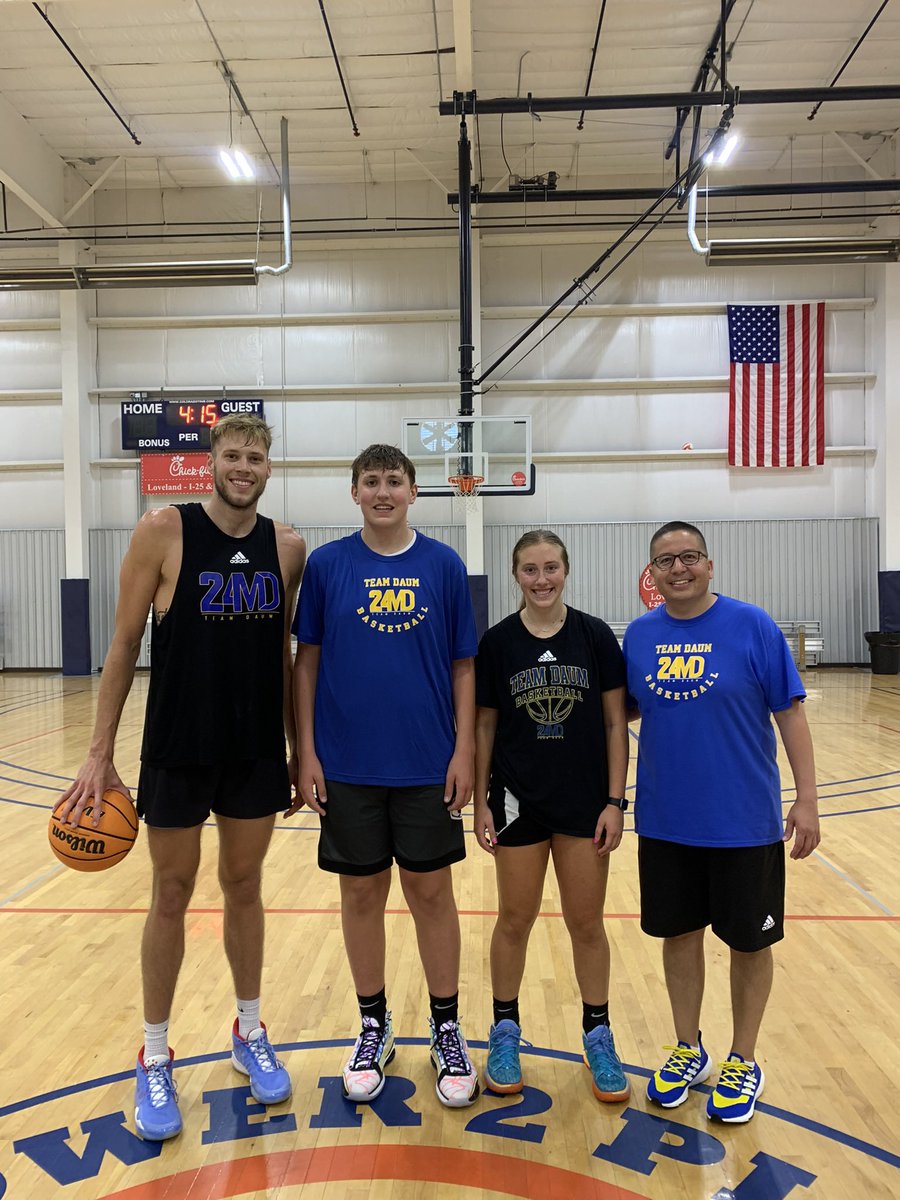 Love these workers! 🏀#24MDTeamDaum @00_summers_neil <a href="/Kylie_Sanger3/">Kylie Sanger</a> <a href="/dauminator24/">Mike Daum</a>
