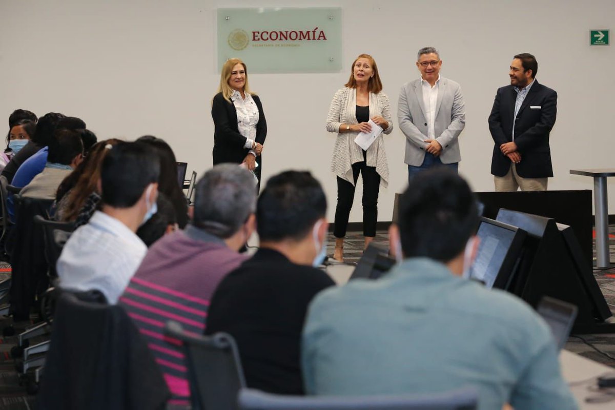 SE_mx's tweet photo. La Sria. @tatclouthier visitó a profesor@s de #CECyTES que se capacitan en la @SE_mx en el desarrollo de #LowCode gracias al convenio firmado con @Siemens. Reiteró la importancia de la adopción y transferencia de conocimiento tecnológico para la formación de estudiantes. https://t.co/njMZHWwoyP