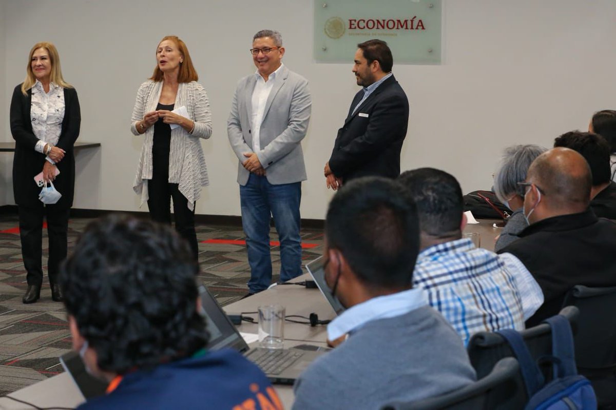 SE_mx's tweet photo. La Sria. @tatclouthier visitó a profesor@s de #CECyTES que se capacitan en la @SE_mx en el desarrollo de #LowCode gracias al convenio firmado con @Siemens. Reiteró la importancia de la adopción y transferencia de conocimiento tecnológico para la formación de estudiantes. https://t.co/njMZHWwoyP