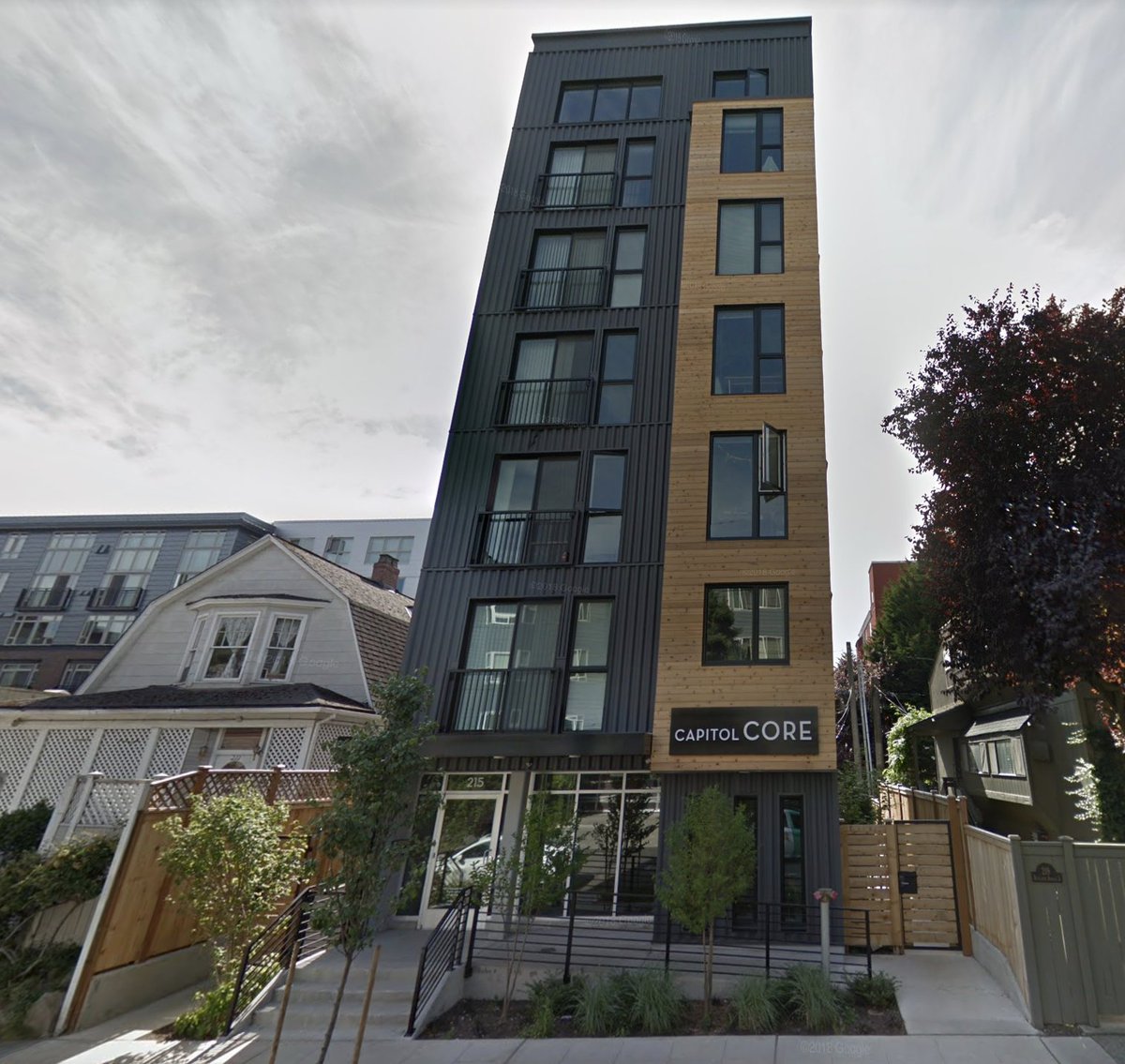 mnolangray's tweet photo. One house turns into 17 homes in Seattle, Washington. (2015➡️2017) https://t.co/leZSFLDobo