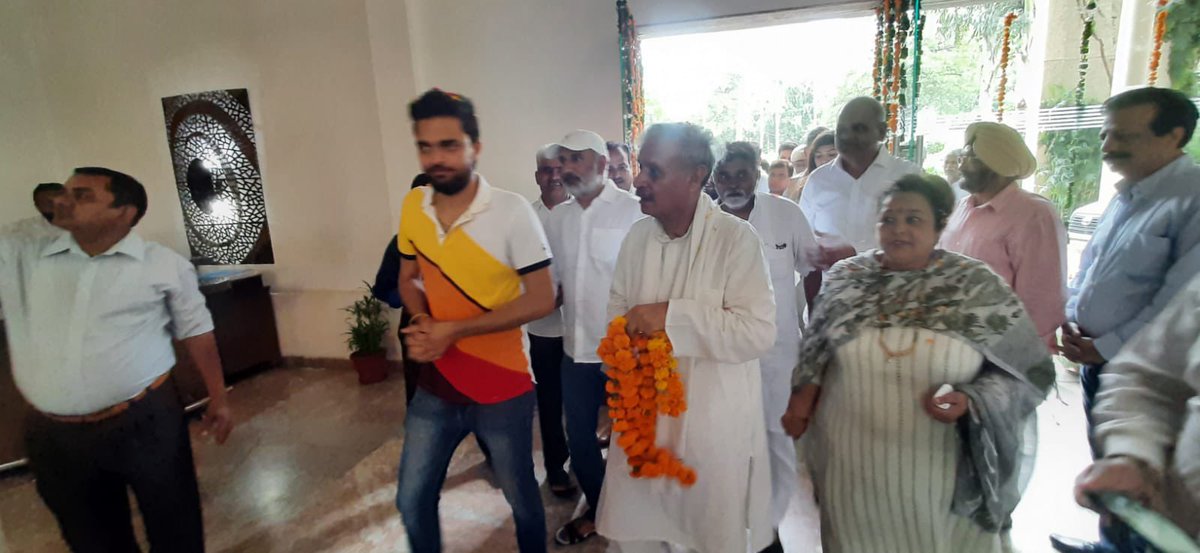 माननीय केन्द्रीय मंत्री श्री राव इन्दर्जीत सिंह जी ने आज गुरुग्राम पहुचने पर स्वागत किया ।

#RaoInderjeetSingh 
#अक्षय राव 
#वॉर्ड20
#नगरनिगमगुरूग्राम @Rao_InderjitS @ArtiSinghRao