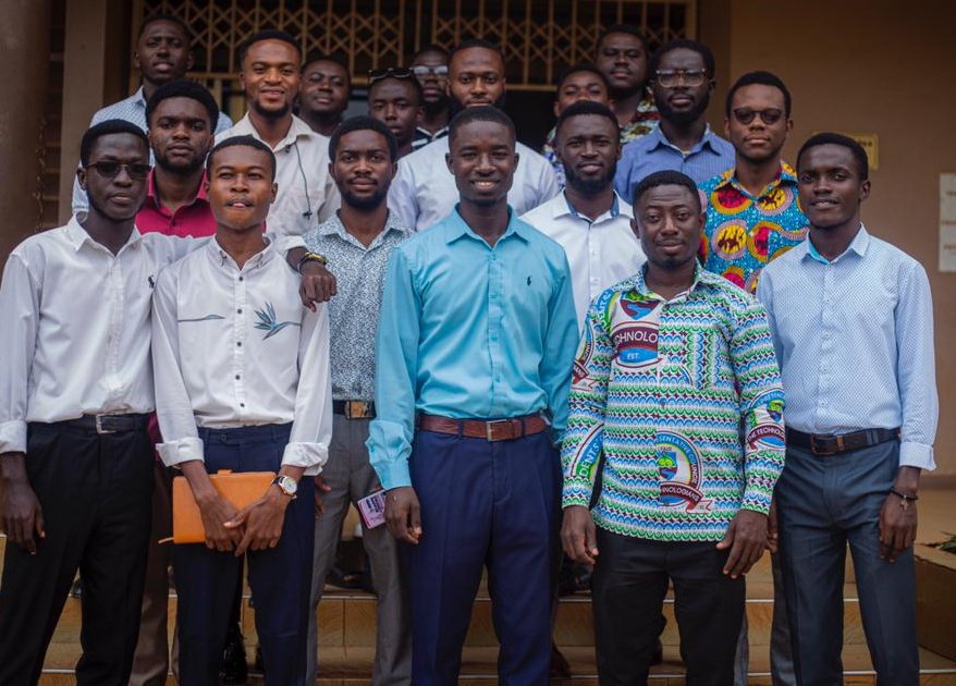 blacqmedia's tweet photo. NOTICE ‼️
Yesterday, @sasah_yaw together with his team trooped in to the @UenrSrc office to file nomination for SRC FINANCIAL SECRETARY portfolio 
' If you want to go fast go alone but if you want to go far go in groups'
#financialdoctor
#DECEM https://t.co/OnoTfQqnfV