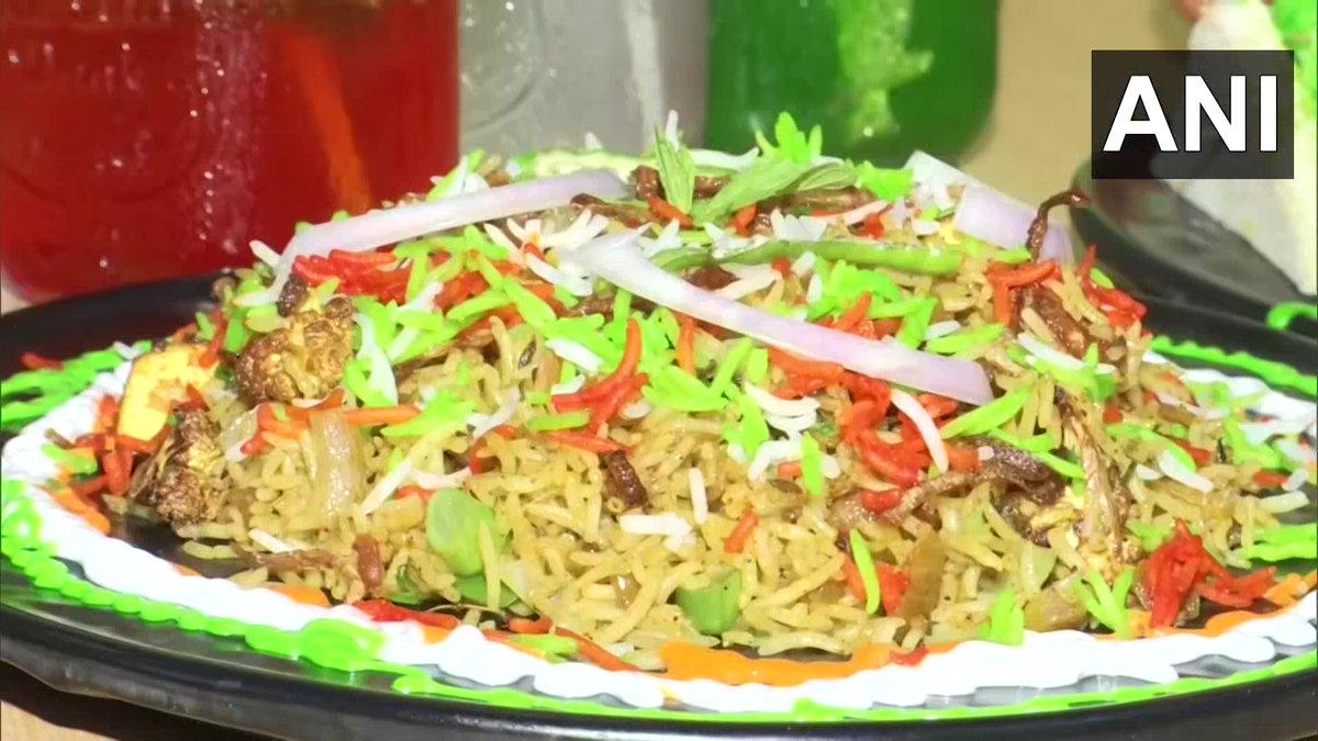 ANINewsUP's tweet photo. Uttar Pradesh | A restaurant in Gorakhpur provides dishes to the customers in tricolour on the occasion of 75th year of independence. https://t.co/zxaJpG36HC