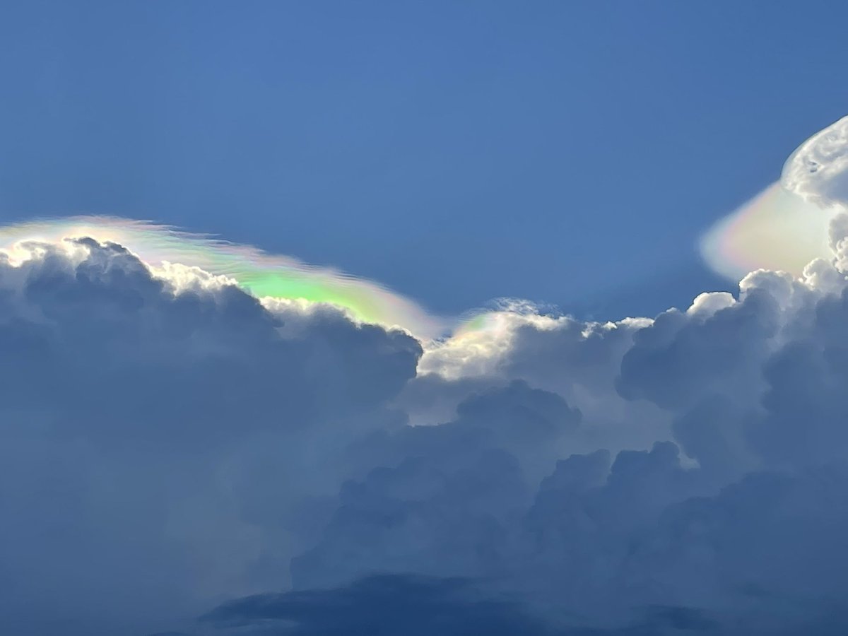 khangsweather's tweet photo. Incredible neon colors on top of these cloud structures. Taken 6:50p in Aldie, VA. https://t.co/uIdjB2hpiJ