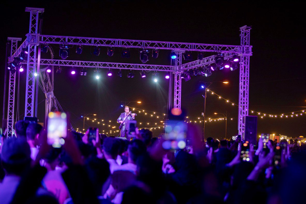 RedCarpet_oec's tweet photo. من أجمل الليالي في #مهرجان_الصيف استمتعنا فيها مع ألحان الموسيقار 🎻🎶
محمود سرور 
@Mhmoudsorour 

#ولا_عالبال
#القصيم #بريدة 
#بريده_الان 
#صيف_بريدة https://t.co/nwgdUgi39Y