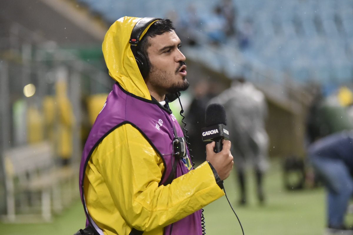 ArfocRS's tweet photo. E a @CBF_Futebol @cbf_imprensa e seus protocolos que seguem desrespeitando os profissionais da imprensa. O guarda-chuva não é uma arma! Proibir é o lema, dar condições para trabalhar nenhuma. Estamos juntos @acegrs https://t.co/132keParbe