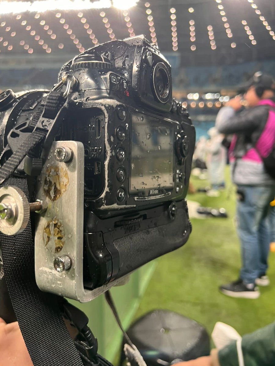 ArfocRS's tweet photo. E a @CBF_Futebol @cbf_imprensa e seus protocolos que seguem desrespeitando os profissionais da imprensa. O guarda-chuva não é uma arma! Proibir é o lema, dar condições para trabalhar nenhuma. Estamos juntos @acegrs https://t.co/132keParbe