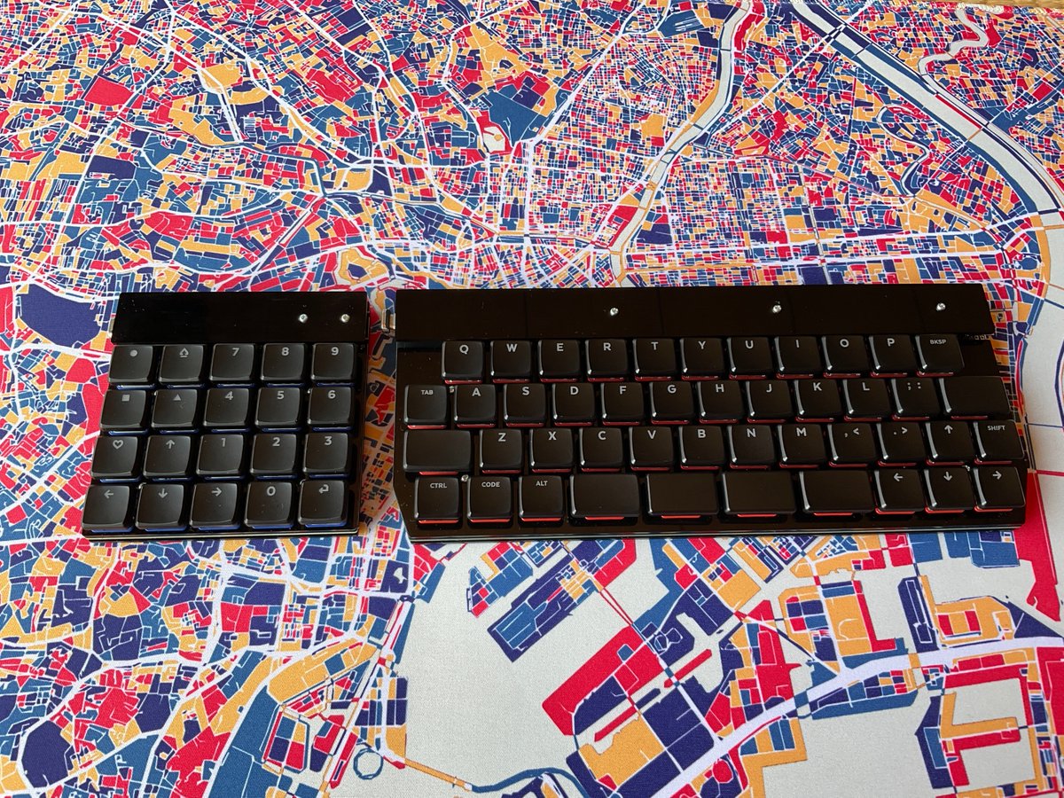 0002ozlet's tweet photo. Title:普段は40%で、テンキーは欲しい時に。
Keyboard:cool445 & cool640
Keyswitch: Kailh choc RedPro、Blue
Keycap:MBK Legend Glow
#俺キー #mechanicalkeyboard #自作キーボード #cool445 #cool640 https://t.co/3T9QS3m3y2