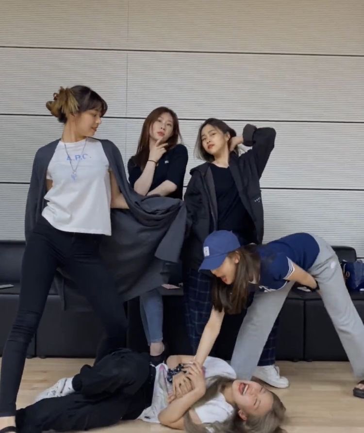 Army7Girl1's tweet photo. I’ve been obsessed with ITZY lately #itzy #midzy #ITZY_SNEAKERS https://t.co/TJOlhWKdBY