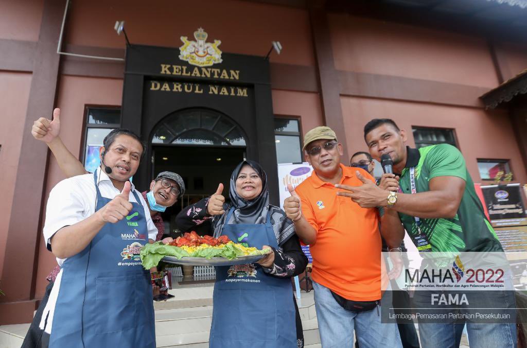 FAMA_Malaysia's tweet photo. 9 Ogos 2022 | Selasa | 11 Pagi  | Dato' Hj Mohamad Mustahapa Bin Awang , Timbalan Ketua Pengarah FAMA (Pembangunan) bersama Chef Ustazah membuat Demo Masakan di Pavilion Kelantan, MAEPS Serdang

Berlangsung dari 4 hingga 14 Ogos 2022 di MAEPS Serdang. https://t.co/iCE6y420ZW