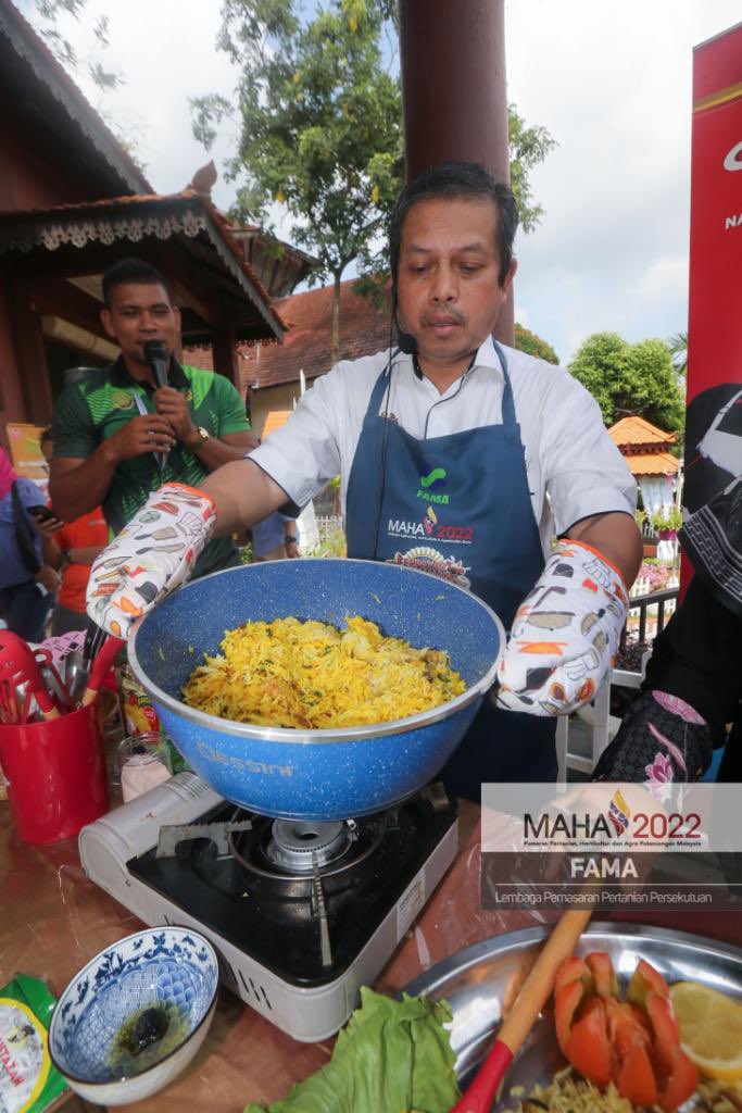 FAMA_Malaysia's tweet photo. 9 Ogos 2022 | Selasa | 11 Pagi  | Dato' Hj Mohamad Mustahapa Bin Awang , Timbalan Ketua Pengarah FAMA (Pembangunan) bersama Chef Ustazah membuat Demo Masakan di Pavilion Kelantan, MAEPS Serdang

Berlangsung dari 4 hingga 14 Ogos 2022 di MAEPS Serdang. https://t.co/iCE6y420ZW