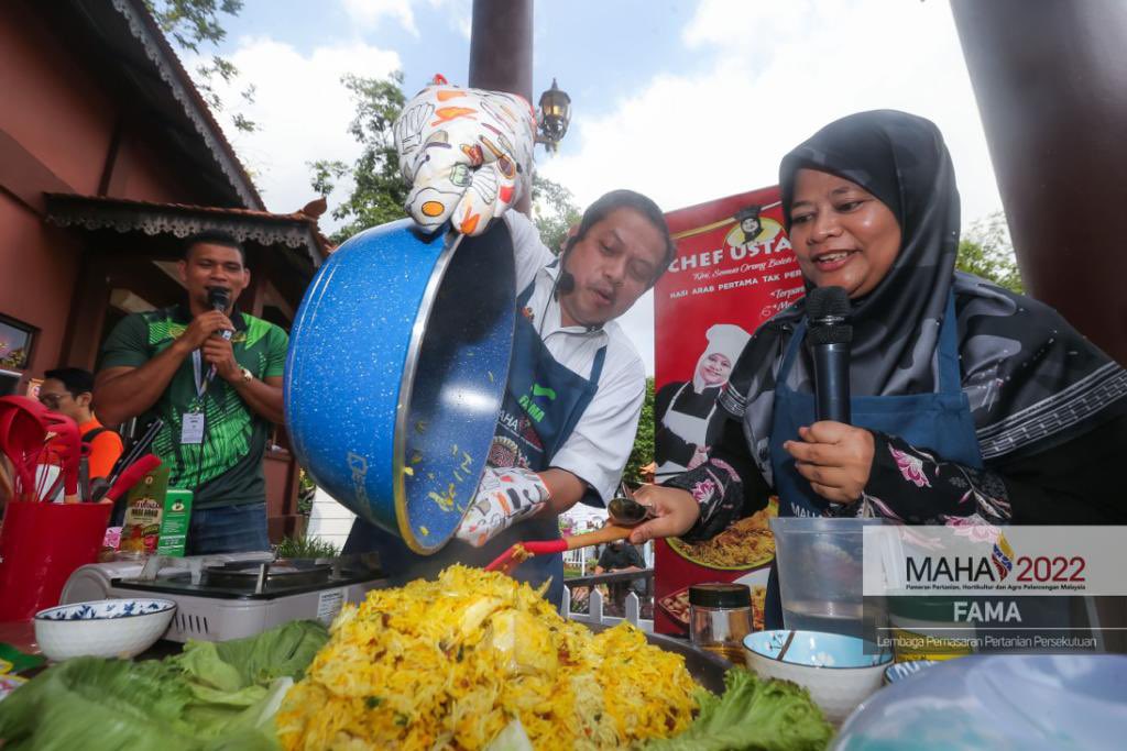 FAMA_Malaysia's tweet photo. 9 Ogos 2022 | Selasa | 11 Pagi  | Dato' Hj Mohamad Mustahapa Bin Awang , Timbalan Ketua Pengarah FAMA (Pembangunan) bersama Chef Ustazah membuat Demo Masakan di Pavilion Kelantan, MAEPS Serdang

Berlangsung dari 4 hingga 14 Ogos 2022 di MAEPS Serdang. https://t.co/iCE6y420ZW