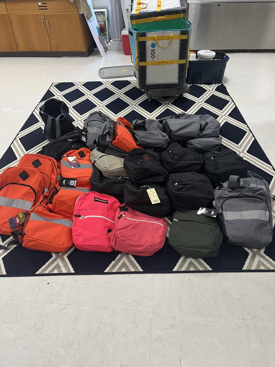 StratfordSTEMLC's tweet photo. Thank you to United 4 Hope in partnership with Operation Andrew for the donation of supplies and backpacks for our scholars returning back to school. π§‘π€π§‘π€ #communityachieves https://t.co/WLCnqPUw7D
