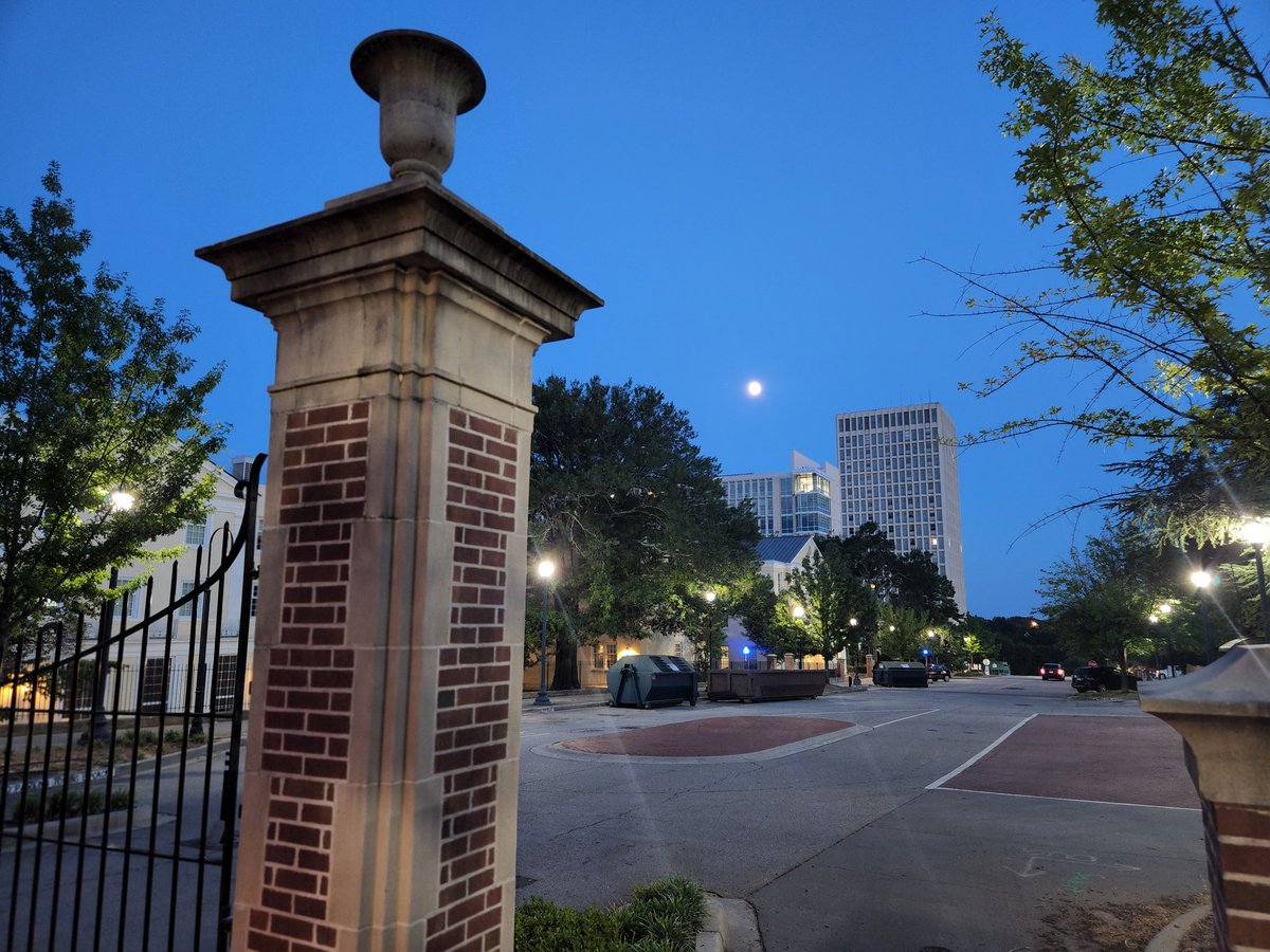 UofSCHousing's tweet photo. Good night Gamecocks! Adventure awaits! #UofSCMoveIn https://t.co/8oJtOc4guO