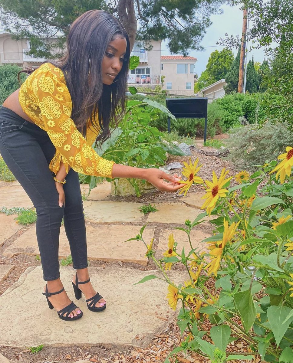 1BrittanyLove's tweet photo. Dark Skin x Yellow #TheCombination π«ΆπΎπ https://t.co/gBa2gtXlTf