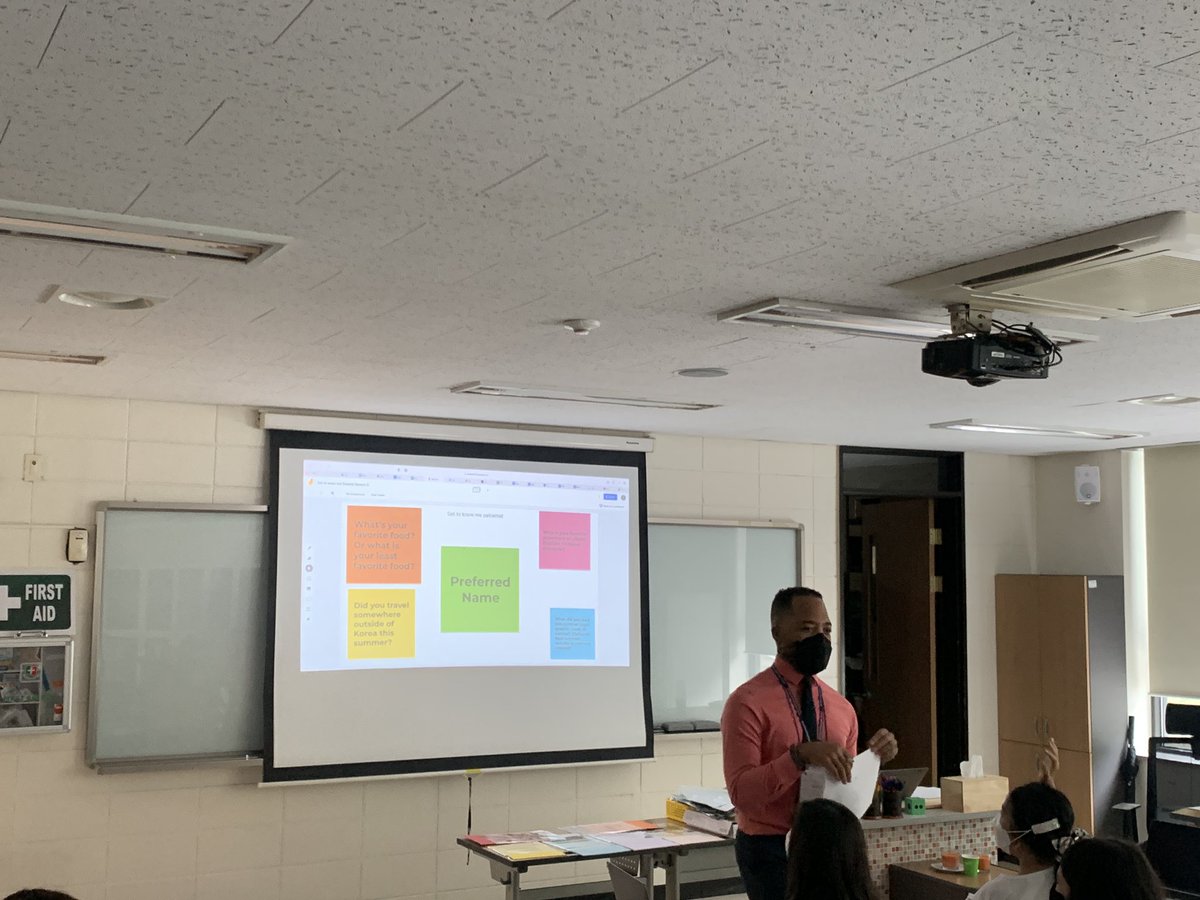 Slaid_Jim's tweet photo. Mr. Hunt helping students get acquainted and practice empathy! Learning each other’s names is so important to our identity! #kispride #kisms #firstdayofschool https://t.co/4QHRaTStX4
