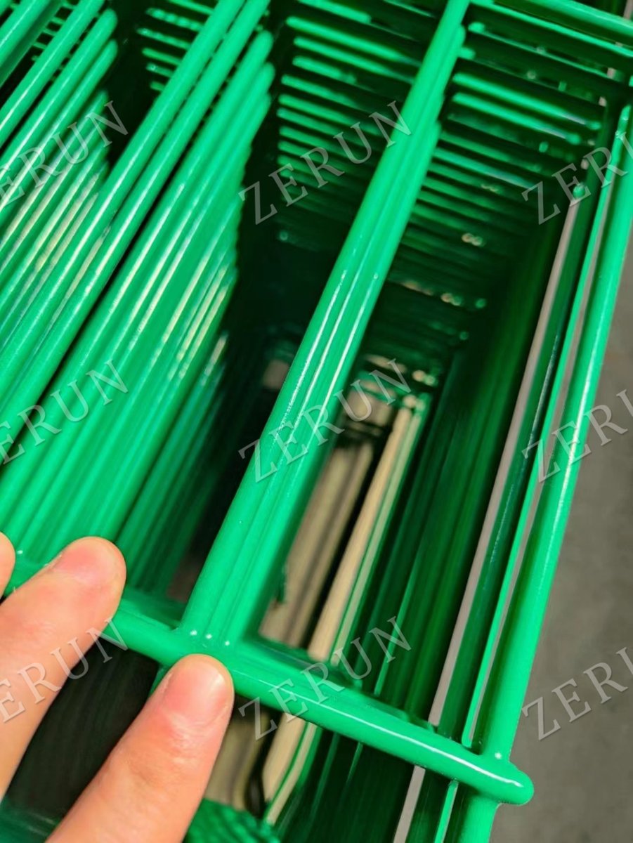 zerunmesh's tweet image. 3D wire mesh fence in stock.
diameter:4.0mm;
hole size:50*200mm ； 
color: gray/yello/bule/grass green/chrome green/white
surface treatment:galvanzed wire+PVC coated.
if you need
pls contact me:
Email:sales3@razorfence.com 
Tel/Wa :+8619932376037
#3DFence #3DFencePanel #Wirefence