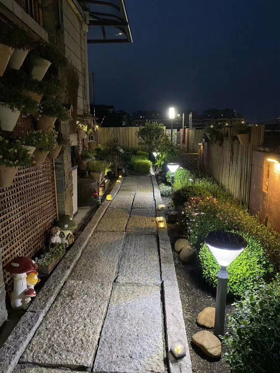 SamSolarLight's tweet image. Solar lawn light- Diamond shape combined with the enduring charm of light，Customer real shot effect.
#bightledlight
#betterlight
#gardenlights
#garden
#solargardenlights
#solarlawnlights
#outdoorlighting
#solarlightmanufacturer
#outdoorlightmanufacturer
#lawnlampmanufacturer