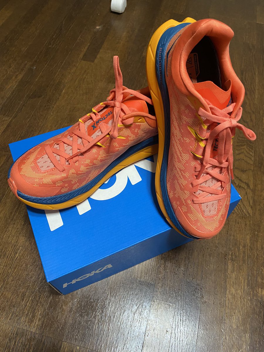 suzunariyoukai's tweet photo. my new gear⛰🏃♀️✨
トレランしたいと思いつつ、手出せてなかったけど、遂に買ってしまった
履いて走りたい山行くぞー🏔
#hoka
#TECTONX https://t.co/H0R987XHnv