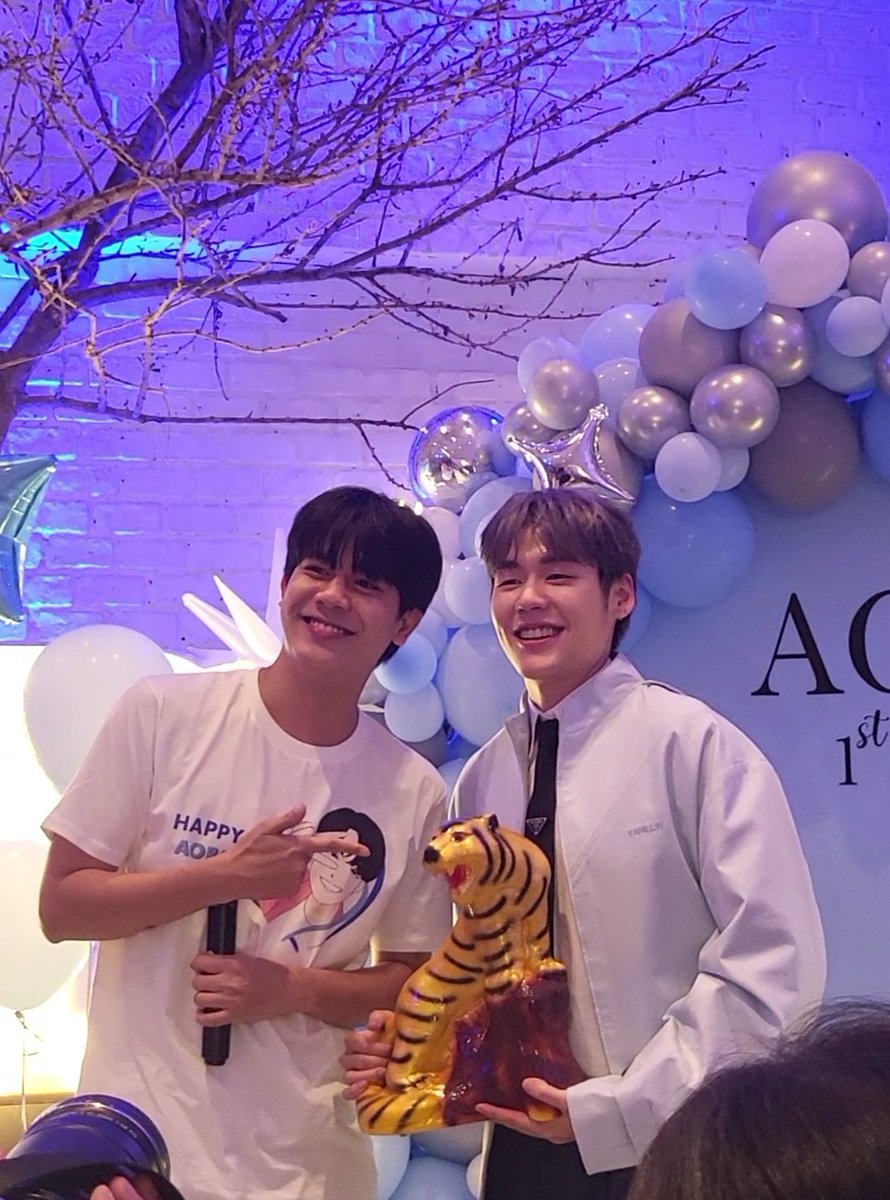 Konata_belle's tweet photo. คุณต้นน้ำเขาดูภาคภูมิใจกับของขวัญเค้านะคับ #AobBirthday2022 #aobfirstmeet2022 #aobobstoab26 #tonnaaam https://t.co/vI2J4TIyoJ