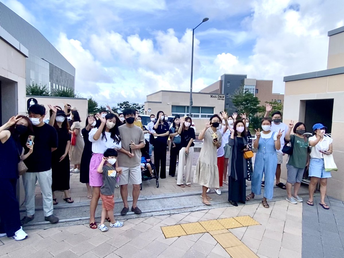 Happy ES parents waving off their children on the first day! <a href="/SJA_Jeju/">SJA Jeju</a> #sja_jeju <a href="/ChavezCassan/">Carla Chavez</a>