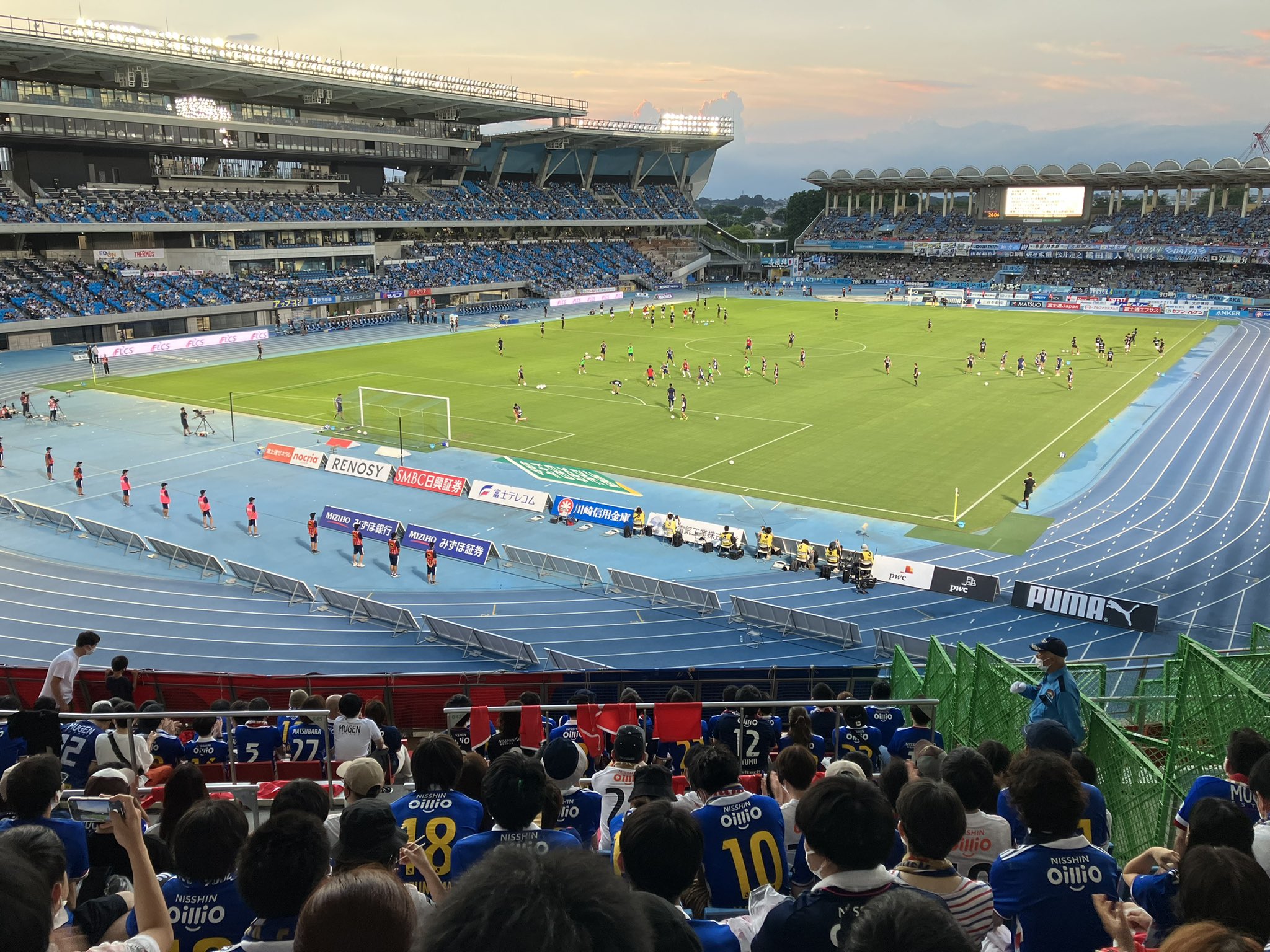 تويتر 岡田昌浩 على تويتر 22j1 第24節 川崎フロンターレ 横浜f マリノス 川合俊一とさらば青春の光による始球式 3人ともどうして自分たちが呼ばれたのか多分わかってない 僕が川崎を気に入らないのはこういうとこなんだよ フロ ンターレにかけて26周年だ