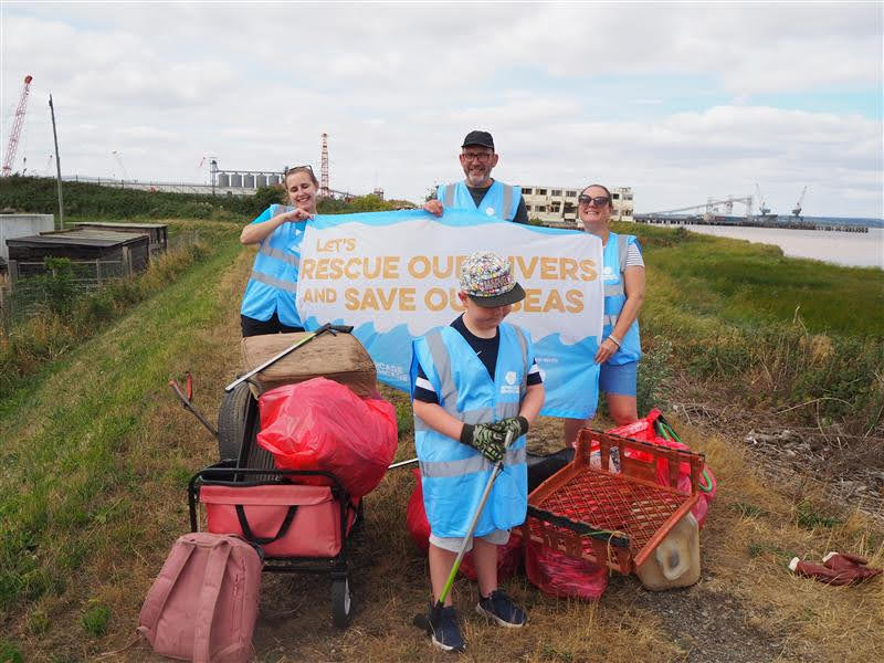 River_Care's tweet photo. On Saturday you could find @BartonRivercare along the Humber estuary at New Holland 💙 6 #LitterHeroes cleared 9 bags full of very old and broken up waste including 28 plastic bottles, 19 cans, a tv, tyre and sofa cushions. Special shout out to Alfie who was an absolute ⭐ 👏👏👏 https://t.co/ydZtTbozIB