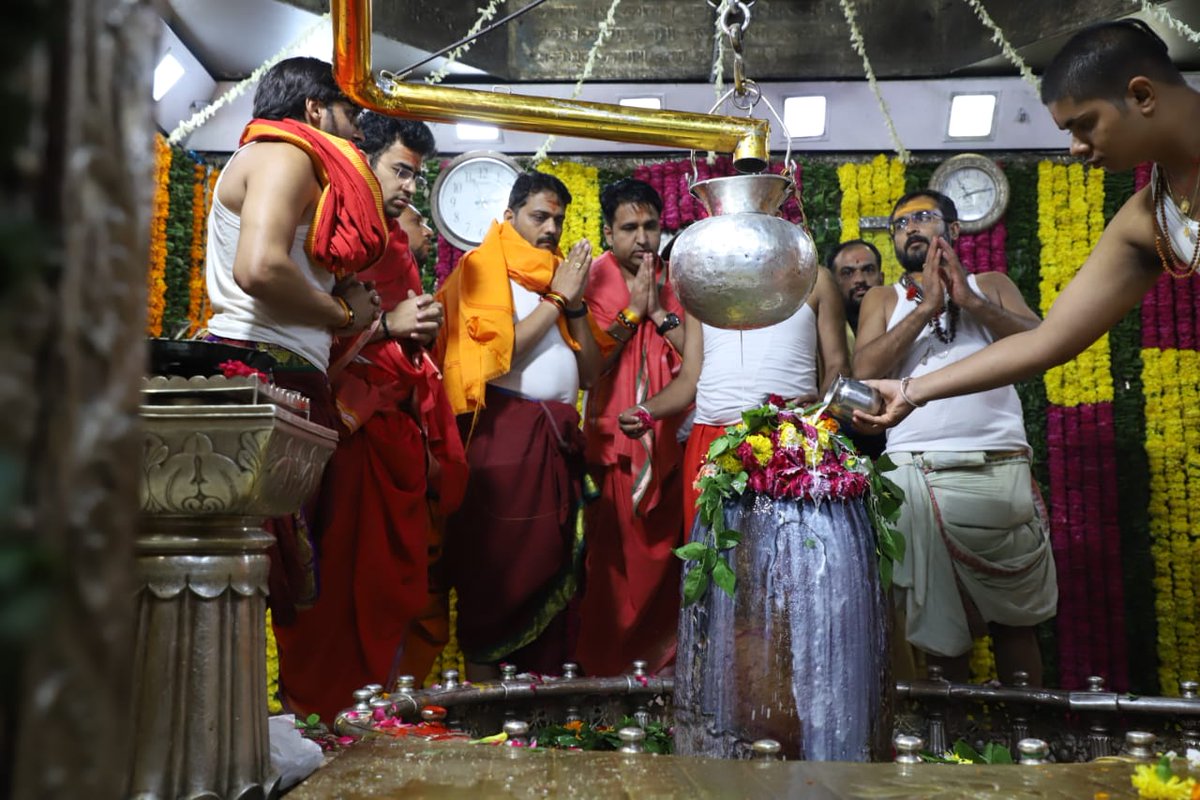 vaibhavpawarmp's tweet photo. प्रचण्डं प्रकष्टं प्रगल्भं परेशं, 
अखण्डं अजं भानु कोटि प्रकाशम्..!

विश्व विख्यात पावन पुनीत धाम उज्जैन में भाजयुमो राष्ट्रीय अध्यक्ष माननीय श्री तेजस्वी सूर्या जी के साथ देवाधिदेव बाबा महाकाल के दर्शन करने का सौभाग्य प्राप्त हुआ।
@Tejasvi_Surya @rohit_chahal @BJYM https://t.co/UsHkqHS7Mr