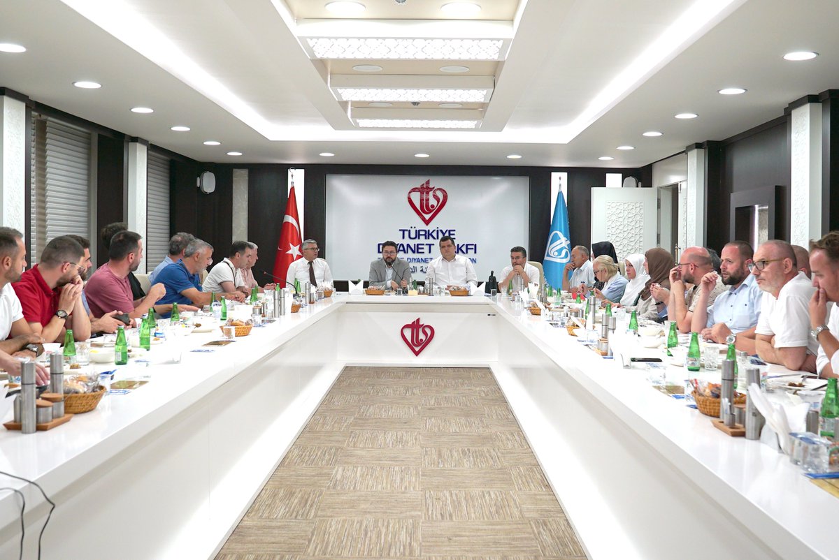 Kosova Priştine Alauddin Medresesi Genel Müdürü Fadil Hasani, Prizren ve Gilan Şubeleri Koordinatörleri ve öğretmenleri, Vakfımızı ziyaret etti. Vakfımız Genel Müdür Yardımcısı Abdurrahman Çetin, faaliyetlerimiz hakkında heyete bilgi vererek, çeşitli istişarelerde bulundu.