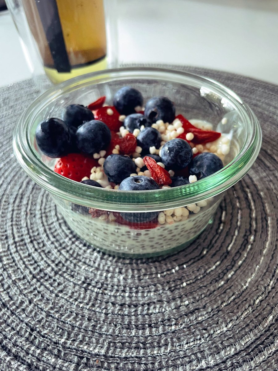 doctalons's tweet photo. Bonne journée 😃. Ce matin c’est un pudding de chia préparé hier soir avec yaourt coco, lait coco. J’ai rajouté ce matin du skyr, fraises, myrtilles, billes de quinoa soufflé et des baies de goji. #superaliments https://t.co/hf24SVgdxo