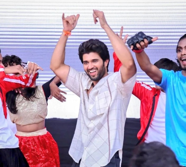 Akshayredyyy's tweet photo. Mana anna DevaRaampage Shuruπ₯π€π»
Mana Ninadhalatho Siddanga undandi..
#LigerRaLucha The Vijaydevarakonda ra Bacchaa.
#Mass Ki Mogudu #Liger tho meeku Amma moguduπ₯
@TheDeverakonda
#VijayDeverakonda https://t.co/M2BnkdJleI