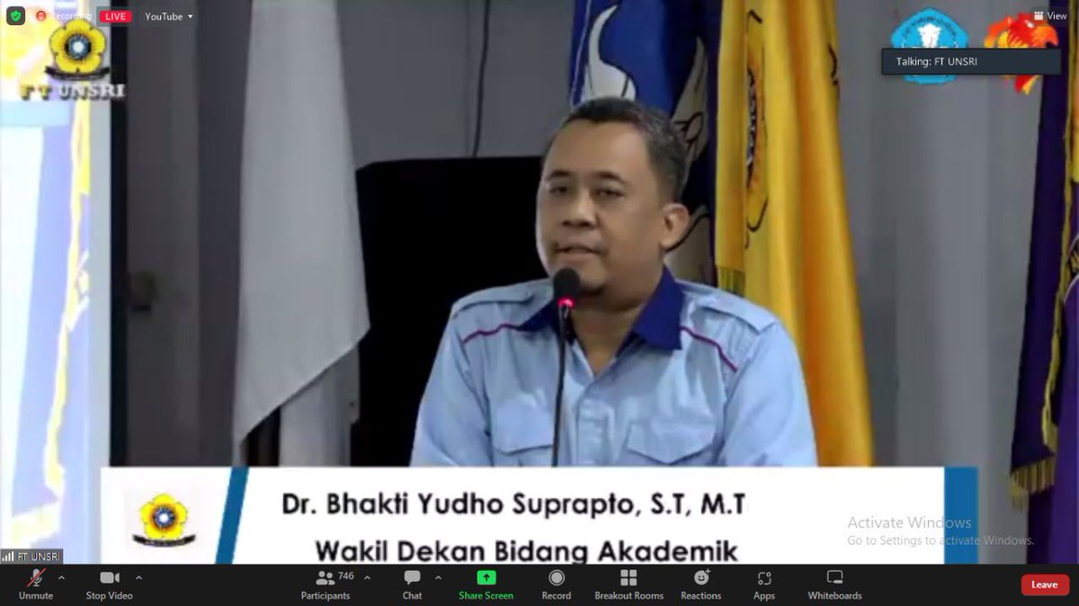 yokebaedah's tweet photo. Pemaparan materi “Perubahan Paradigma” yang disampaikan oleh Dr. Bhakti Yudho Suprapto, S.T, M.T selaku wakil dekan bidang akademik.
#PK2FTUNSRI2022 #EngineeringForUnity #LangkahBesarMenujuTeknikJaya
#FTBERJAYA https://t.co/MJO4Nx2Bm5