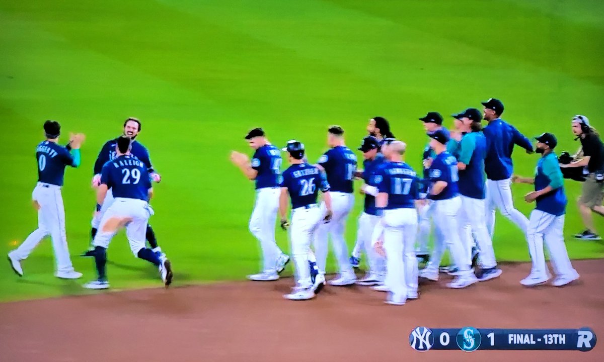 RussellHartness's tweet photo. GAME OF THE YEAR 
WALK OFF 
@Mariners Win 1-0 https://t.co/Qu3eLqwZxv