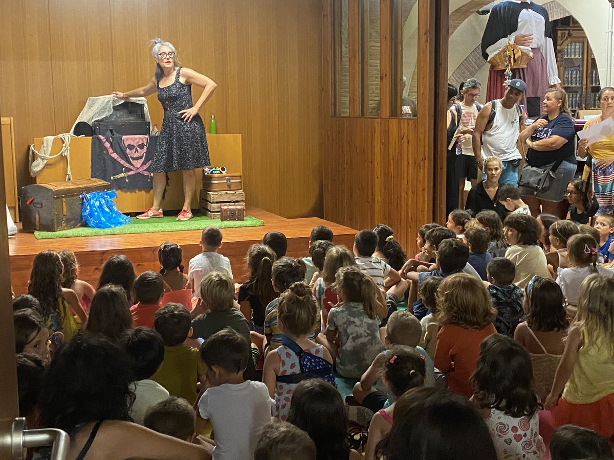 bibliomalgrat's tweet photo. Ahir una vuitantena de nens/es van escoltar i participar en el conte “Sota les onades”, que va explicar la Mon Mas.
S’ho van passar genial, tot i el sobrepassament de la sala! 😅😄
#StRoc #BibliosMaresme #BibliotequesXBM #ajmalgrat https://t.co/6YCxj4pGsA
