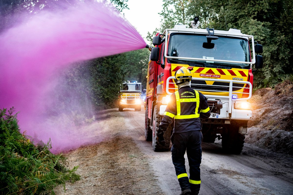 SecCivileFrance's tweet image. 🔥🌳 #FeuxDeForêt en Gironde : face aux flammes qui poursuivent leur progression dans les Landes, de nombreux moyens sont mobilisés.

🧑‍🚒6 colonnes de renfort en transit soit 300 personnels en soutien des 350 sapeurs-pompiers déjà engagés
🚒3 détachements d'intervention retardant