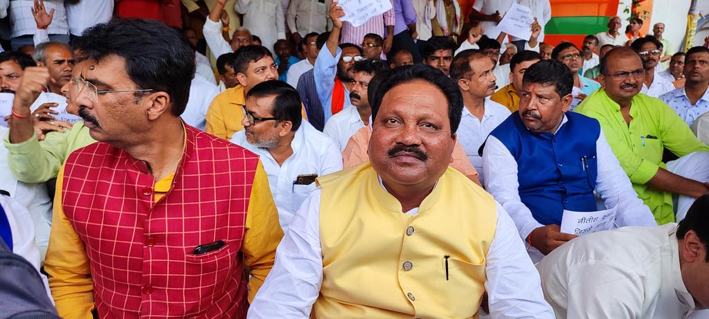 PkSinghMP's tweet photo. पलटू चाचा फिर पलट गए
बिहार की आशा- आकांक्षा डुबो दिए
विश्वासघाती नीतीश कुमार को जनता देगी जवाब
अबकी बार कहीं के नहीं रहेंगे @NitishKumar
पटना प्रदेश कार्यालय के बाहर आयोजित धरना प्रदर्शन की तस्वीरें।।।
#BiharPolitics #Bihar_Politics
#NitishVsStability #Bjp4bihar https://t.co/atH2rEN95l